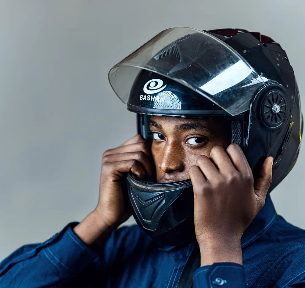 Piloto de moto parceiro da Muvy